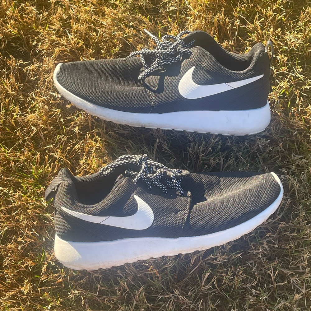 Women’s Nike Roshe black and white shoes, size 9